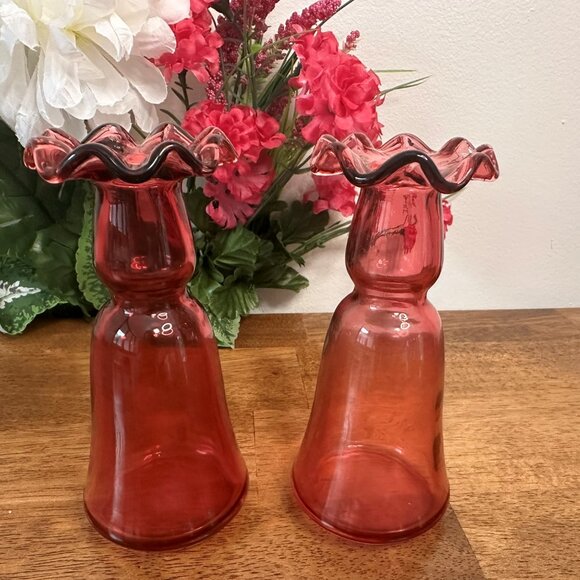 This exquisite pair of hand-blown cranberry glass vases dates back to the Victor - Picture 2 of 7